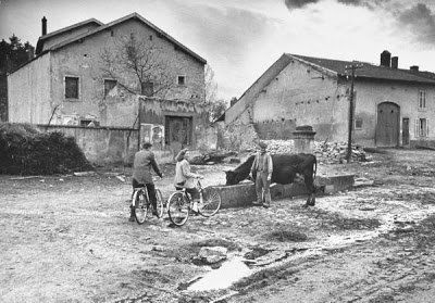В 1947 году американский солдат Эрнест Крейлинг после свадьбы отправился со своей супругой в необычный медовый месяц по городам Европы Вместе они повторили боевой путь Эрнста, посетив места