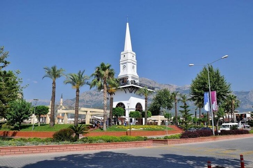 Город кемер турция. Ресторан в часовне в кемере. Часовая башня саат кулеси анталия. Кемер турция башня с часами. Кемер турция центр города.
