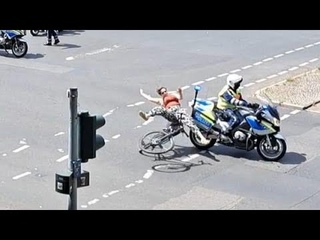 Unfassbar: Unfall in Berlin  Polizist fhrt Fahradfahrerin an.