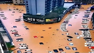 New York is desperate! The flood came bigger and drowned the entire city