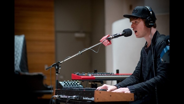 James Blake Retrograde ( Live on 89. 3 The
