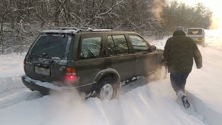 Nissan Pathfinder II на резине Comforser CF3000 едет по снегу
