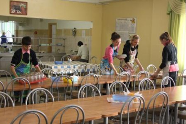 Дежурство в столовой. Дежурство по столовой в школе. Дежурные в столовой. Дежурство в столовой в лагере. Дежурство в школьной столовой.