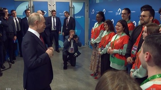 Беседа Путина синостранными студентами перед закрытием Всемирного Фестиваля Молодёжи