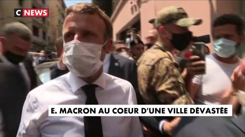 Emmanuel Macron dans une ville