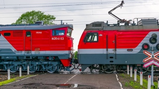 RailWay Russian railroad crossing. Electric & diesel locomotives / Электровоз и тепловоз тянут поезд