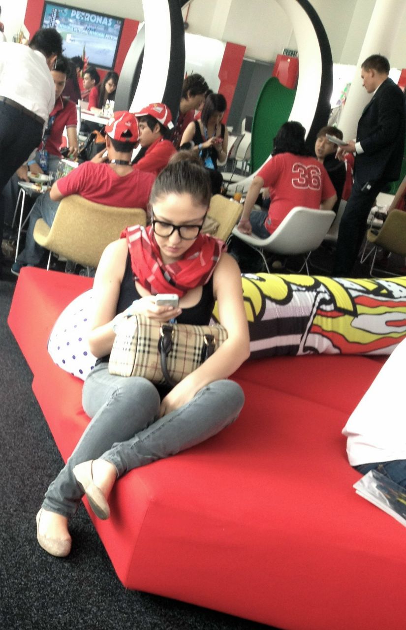 Жания Шин | London