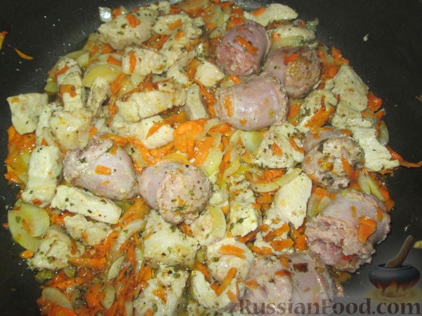 Штрудель с картофелем и мясом Для теста: Кефир - 1 стакан Яйцо - 1 шт. Сода - щепотка Соль - щепотка Мука - 3-4 стакана Для начинки: Мясо (свинина) - 200-300 г Колбаски домашние - 200 г Сыр