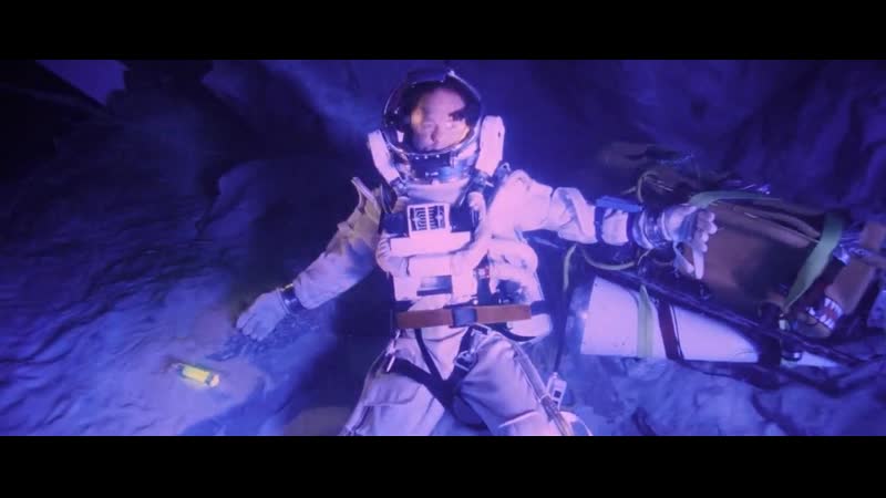 Океаны. Ихтиандр человек-амфибия. Человек падает в бездну. Глубина. Мэнди мур синяя бездна.