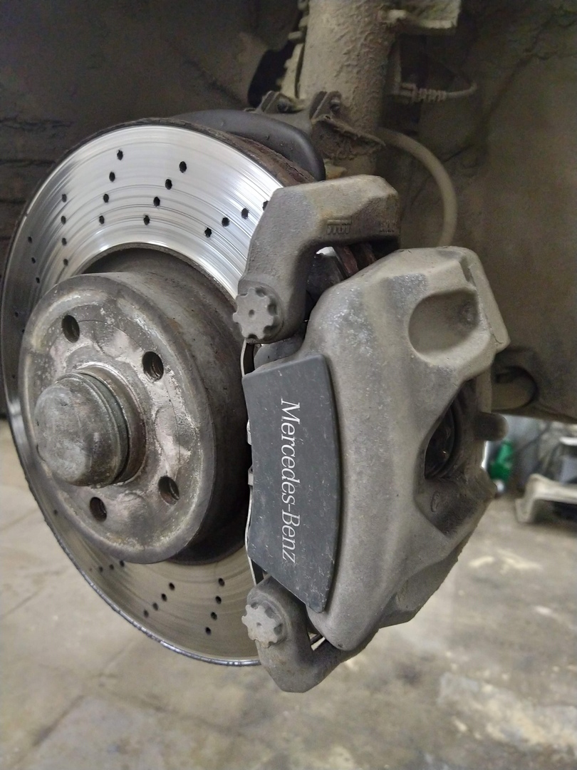 тормозные колодки rotora. тормозной суппорт aston martin. передний суппорт рендж ровер брембо. большие суппорта. Audi a5 sportback диск тормозной с перфорацией.