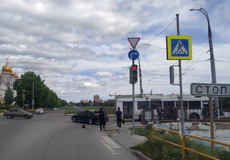 В воскресенье, примерно в 12:30, водитель, 1975 года рождения, управляя автомобилем «Киа Оптима», двигался по Ленинскому проспекту Это картинка