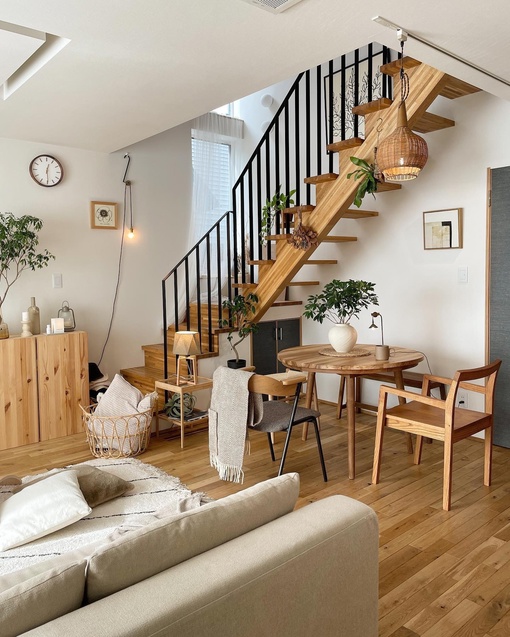 Добро пожаловать в уютный дом, в котором любят переставлять мебель, зеленые растения и предмета интерьера из Икеа.