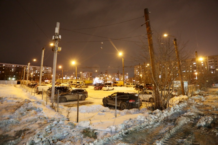 Бывшую конечную троллейбусов в Челябинске превратили в платную автостоянку Это картинка