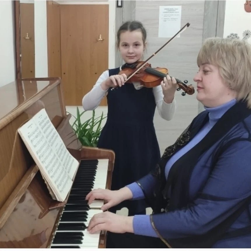 Сыныпта жұмыс істеп, сахнада өнер көрсете отырып, солистер мен концертмейстер тыңдармандарына сан алуан музыкалық шығармаларды ұсынады Сыныпта жұмыс істеп, сахнада өнер көрсете отырып, солистер мен концертмейстер тыңдармандарына сан алуан музыкалық шығармаларды ұсынады