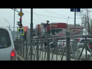 Над дорогой в Южно-Сахалинске накренился фонарный столб