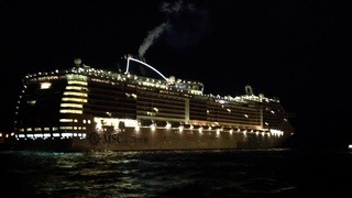 MSC FANTASIA выход круизного лайнера ночью из САНКТПЕТЕРБУРГА