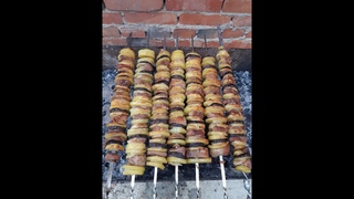 шашлык из мяса, грибов, картофеля и баклажан.