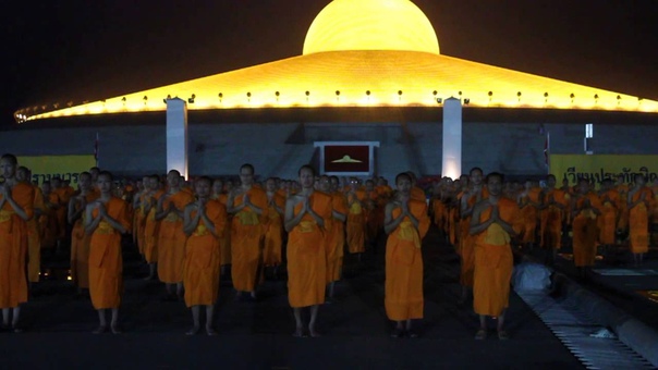 Wat Phra Dhammakaya. Loading into a